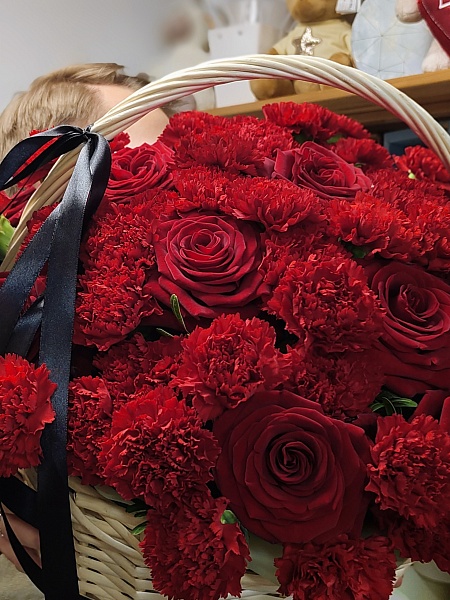 Траурная композиция из красных роз и гвоздик