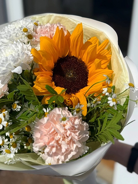 Букет с подсолнухом и ромашкой "Солнце"