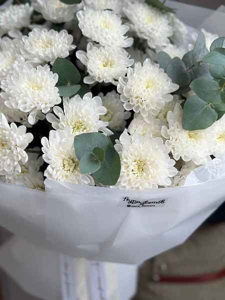 Букет из хризантем с эвкалиптом "Простое счастье" ко Дню мамы