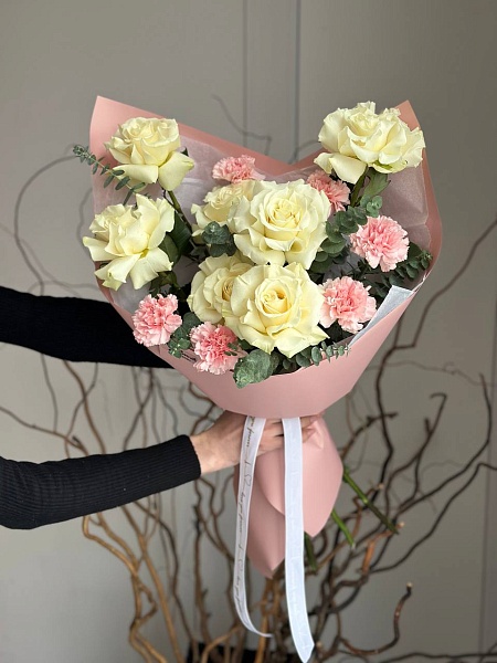 Букет с розами и диантусами "Романс в белом" на 14 февраля