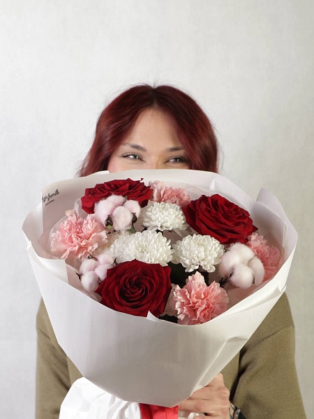 Букет c красными розами "Бархат и облака"