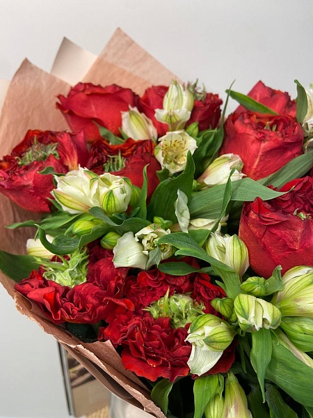 Букет из красных пионоводных роз "Совершенство"