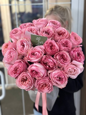 Букет из 25 пионовидных роз "Пинк Экспрешн" ко Дню матери 