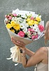 Букет с кустовыми розами и хризантемами "Весенняя прогулка"