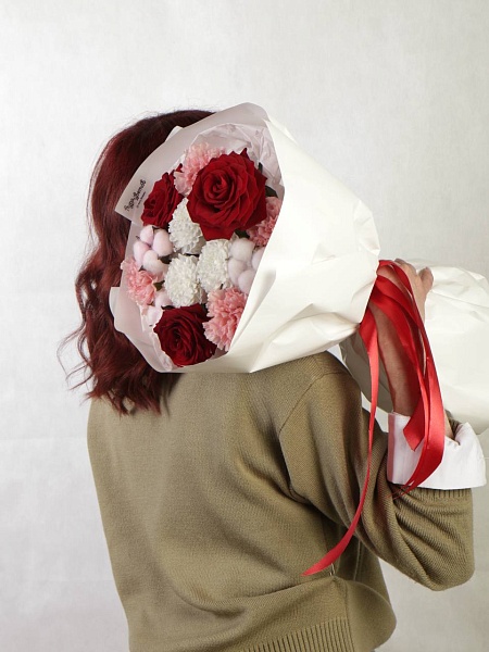 Букет c красными розами "Бархат и облака"