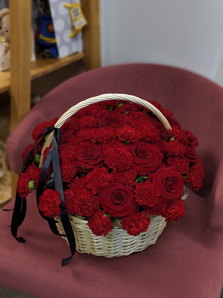 Траурная композиция из красных роз и гвоздик