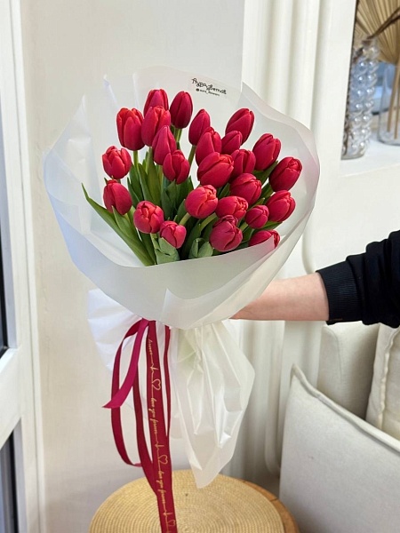 Букет из 25 классических красных тюльпанов