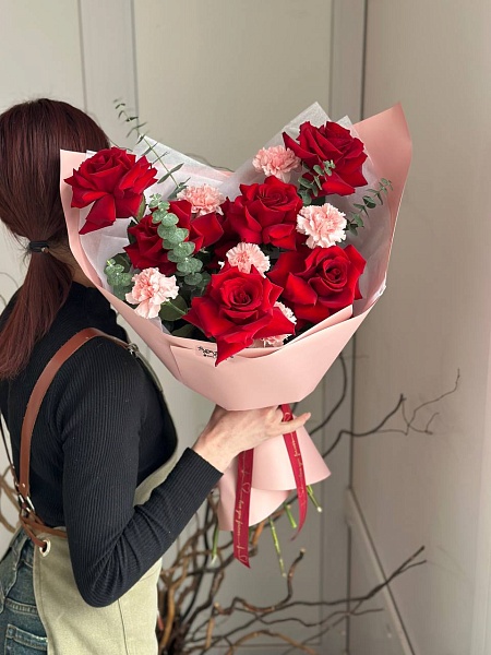 Букет с розами и диантусами "Романс в красном" на 14 февраля