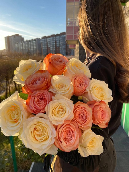 Букет из 15 элитных пионовидных роз