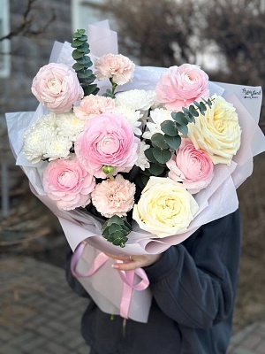 Букет с ранункулюсами и пионовидными розами 