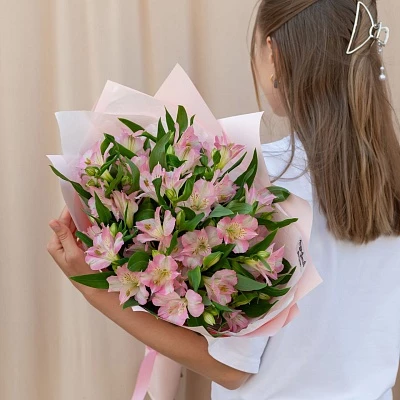Букет из 9 розовых альстромерий (280₽/шт)