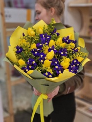 Букет с желтыми тюльпанами и ирисами "Счастье"