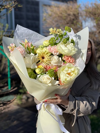 Букет с сортовыми герберами и пионами 