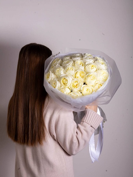 Букет из 25 белых роз "Нежный поцелуй"