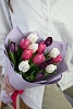 Букет из 15 классических белых, розовых и фиолетовых тюльпанов