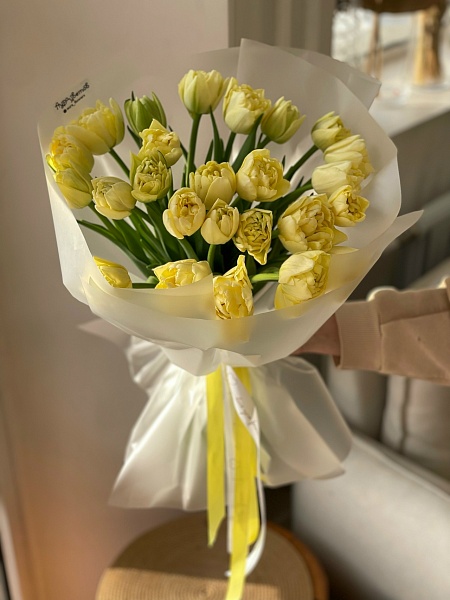 Букет из 25 пионовидных лимонных тюльпанов