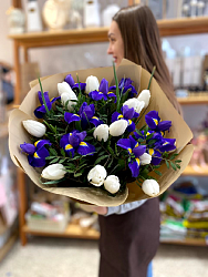 Букет из 12 ирисов и 13 белых классических тюльпанов с зеленью