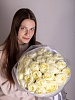 Букет из 25 белых роз "Нежный поцелуй"