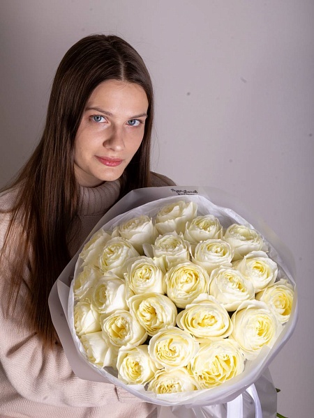 Букет из 25 белых роз "Нежный поцелуй"