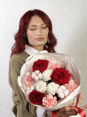 Букет c красными розами "Бархат и облака"