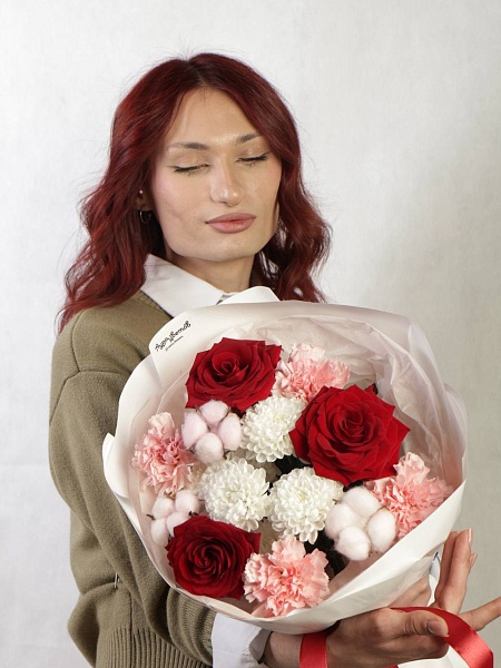 Букет c красными розами "Бархат и облака"