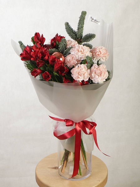 Букет с нобилисом, диантусами и альстромерией