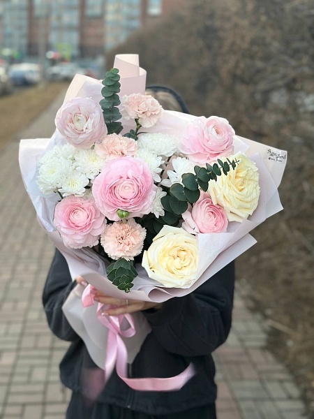 Букет с ранункулюсами и пионовидными розами 