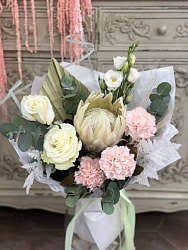 Букет с протеей и розами "Аристократичная нежность"