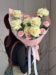 Букет с розами и диантусами "Романс в белом" на 14 февраля