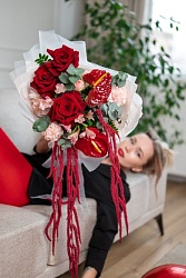 Букет с антуриумами "Сердечные объятия"