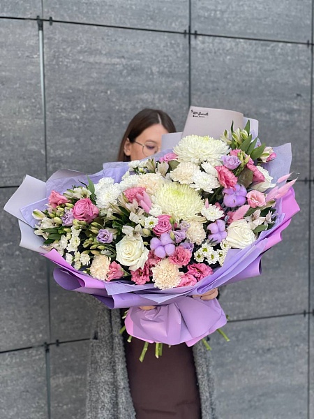 Букет с розами и хризантемами "Для неё"