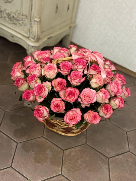 Корзина с 51 российской розой "Виртуоз"