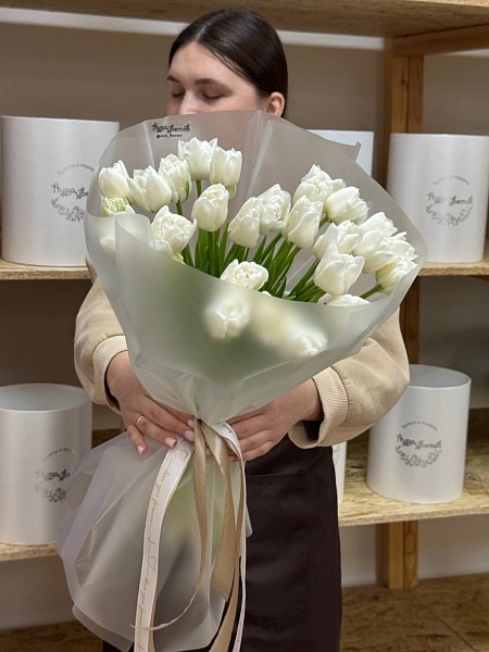 Букет из 25 пионовидных белых тюльпанов