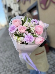 Букет с ранункулюсами и лунными гвоздиками 