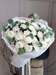 Букет из хризантем с эвкалиптом "Простое счастье" 