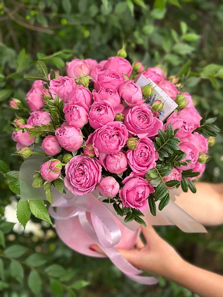 Композиция с кустовыми розами "Объятия"