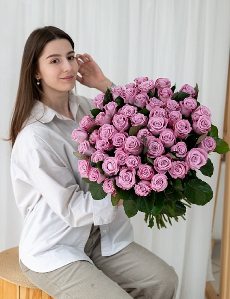 АКЦИЯ. Букет из 51 сиреневых Российской розы Мэритим