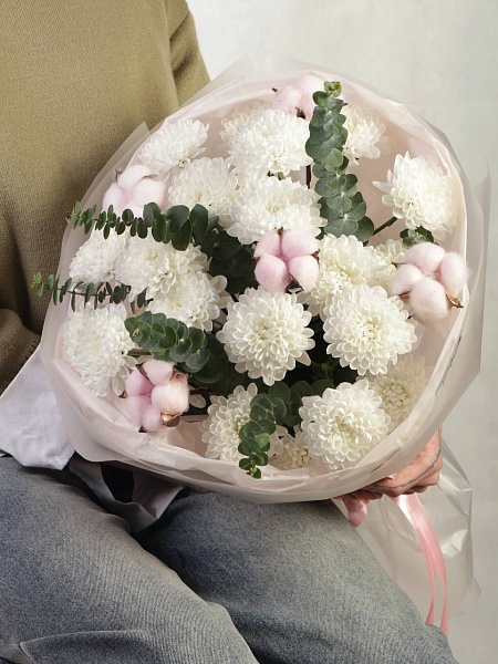 Букет с хризантемами и хлопком "Нежный баланс"