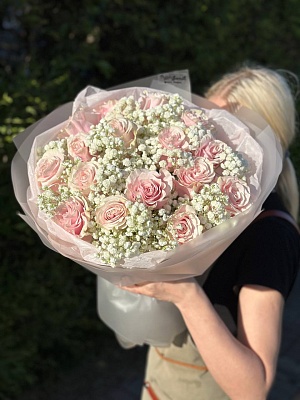 Букет из 15 розовых роз с гипсофилой "Хитовый"