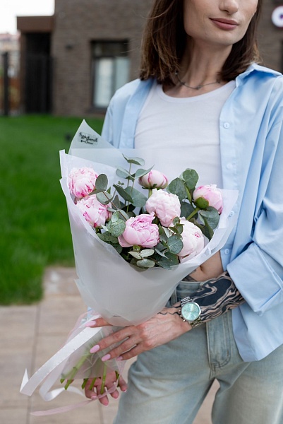 Букет из 7 розовых пионов "Заветное желание"