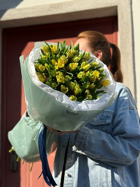 АКЦИЯ. Букет из 15 альстромерий "Банана" (250₽/шт)