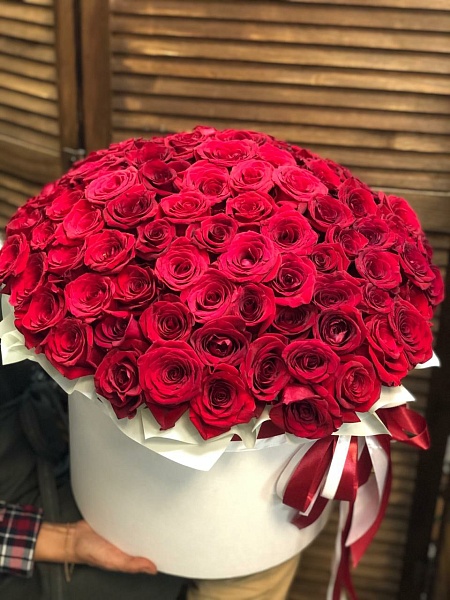 Композиция в шляпной коробке из 101 розы Эквадор.