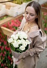 Букет из 15 белых пионовидных тюльпанов в оформлении