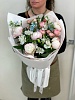 Букет с розовыми пионами и альстромериями 