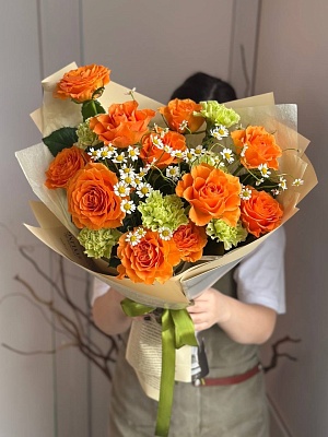 Букет с оранжевыми розами и зелеными диантусами 