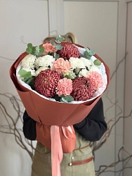 Букет с хризантемами и гвоздиками "Цветочное объятие" 