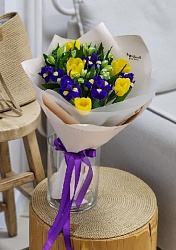 Букет из 5 ирисов, 5 классических тюльпанов и 5 альстромерий