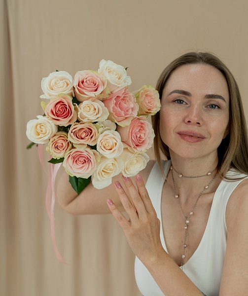 Букет из 15 розовых и белых роз