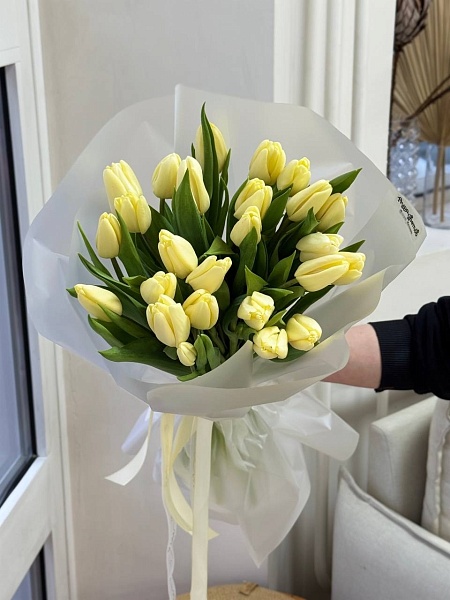 Букет из 25 классических лимонных тюльпанов