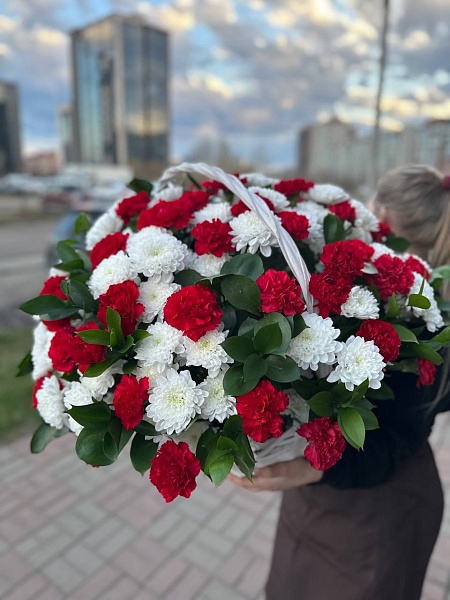 Траурная композиция из хризантем и гвоздик 